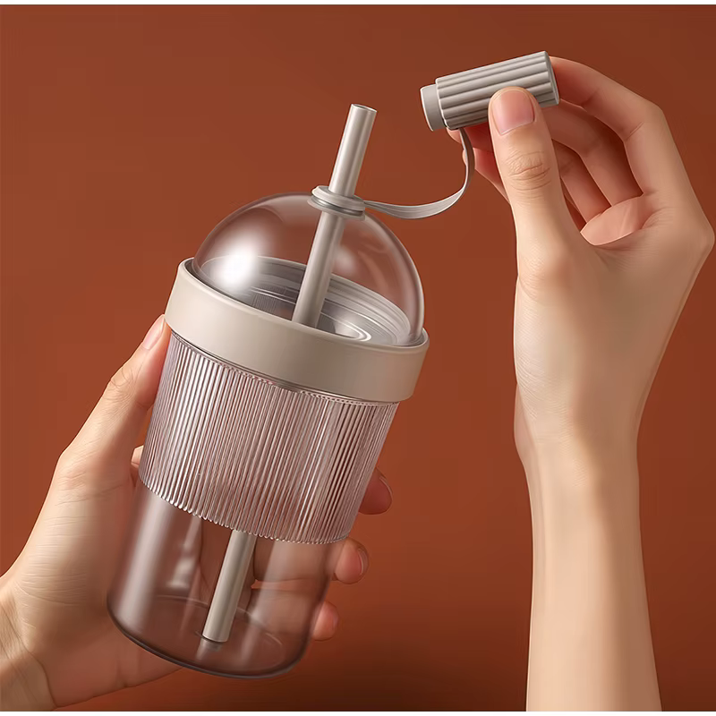 Gobelet à café en plastique avec couvercle et paille
