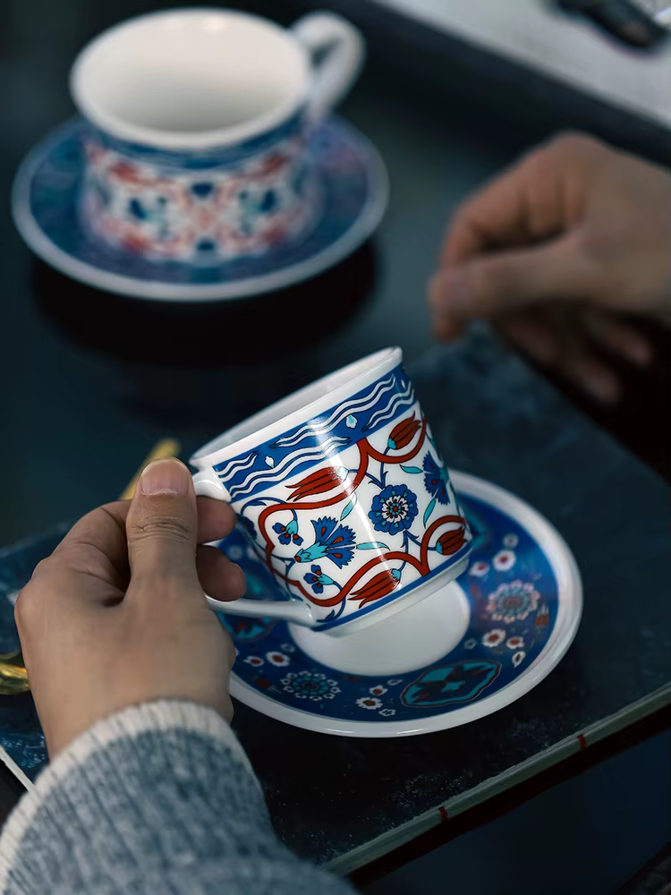 Ensemble tasse à café et soucoupe en céramique latte art