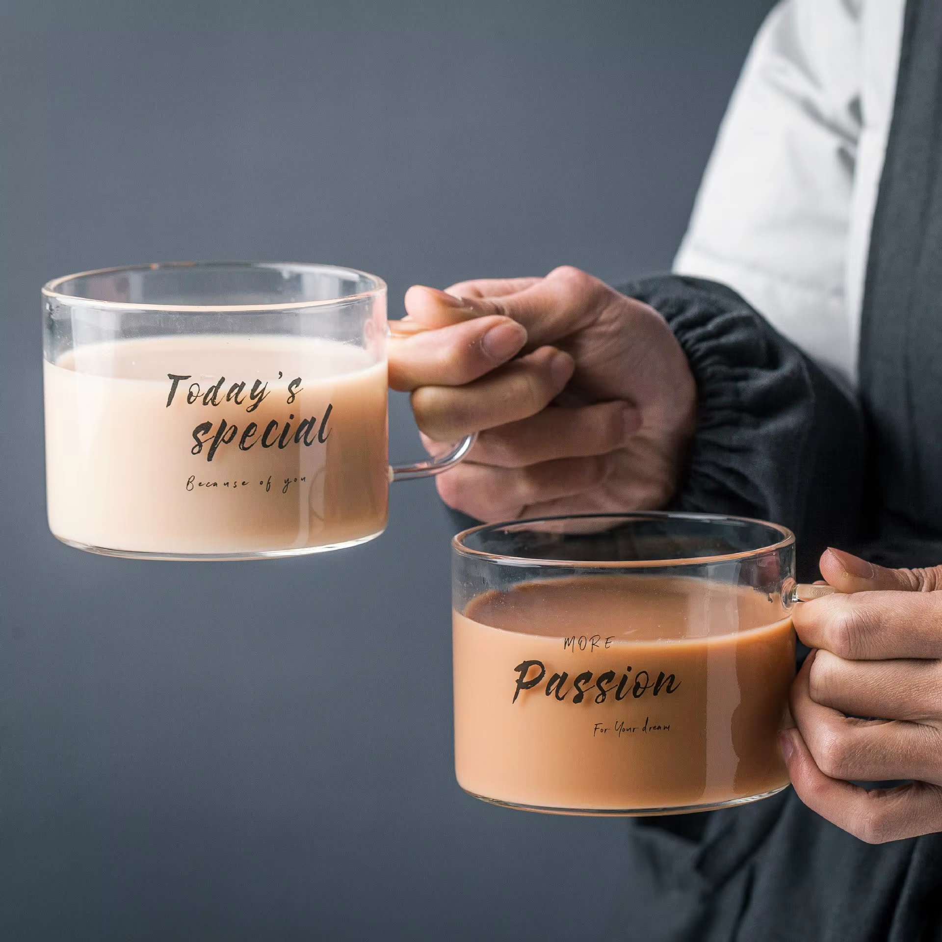 Tasse à café et thé en verre avec lettres transparentes imprimées