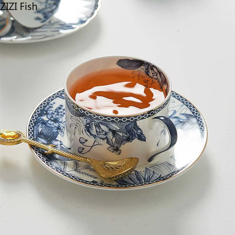 Tasse à café et théière en céramique