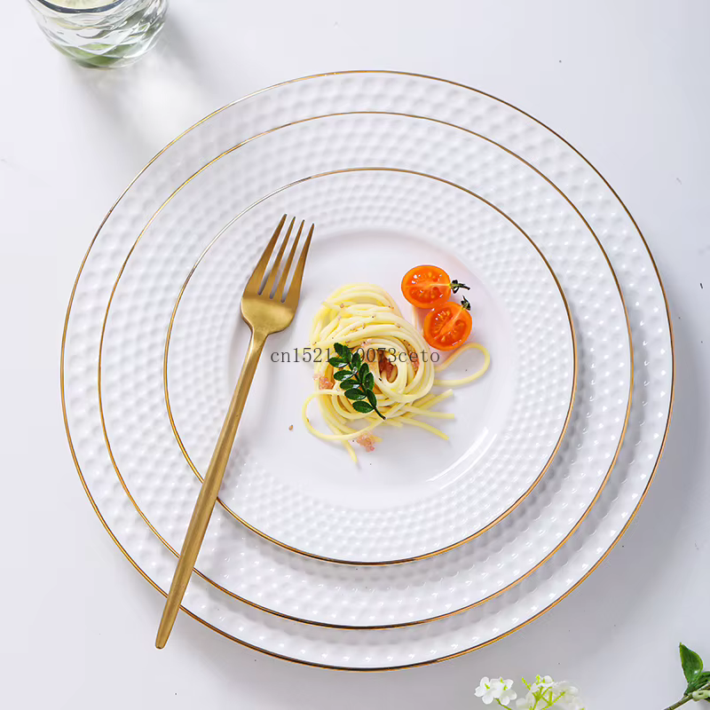 Assiette en céramique à bords dorés de style européen