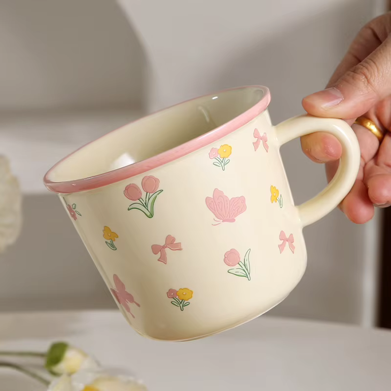Tasse à café créative avec fleur de tulipe