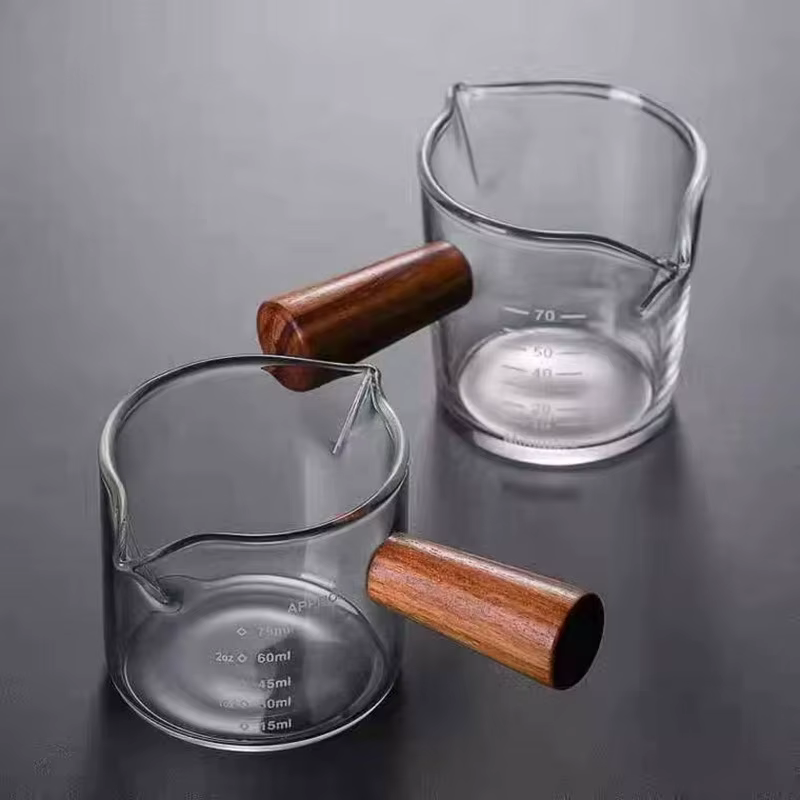 Tasse à mesurer à café en verre résistant à la chaleur de 75 ml avec manche et balance en bois – Carafe à lait pour expresso/latte – Outil Barista