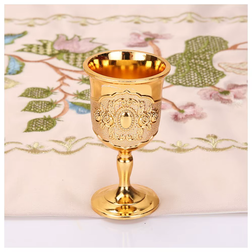 Verres à vin vintage dorés