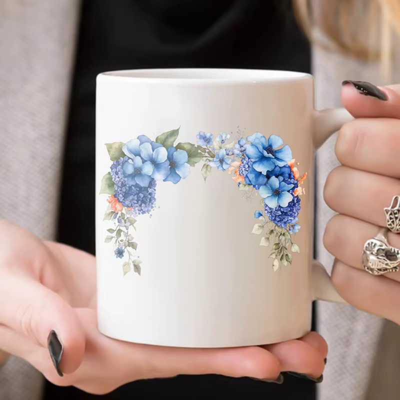 Tasse à café au design floral avec fleurs blanches