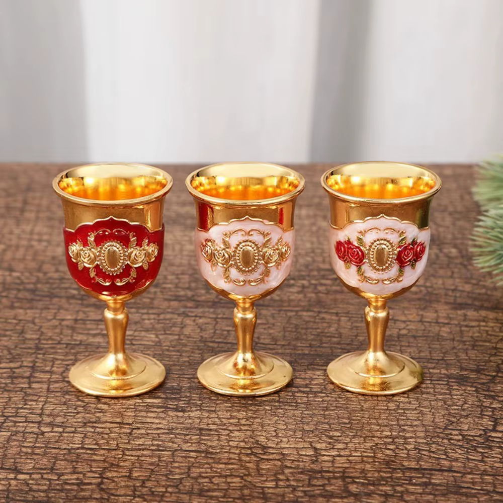 Verres à vin vintage dorés