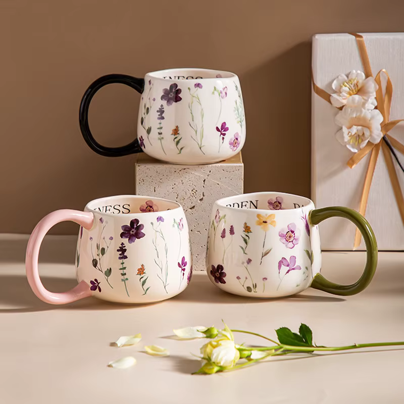 Tasse à café en céramique colorée à motif floral 380 ml avec grande poignée abstraite
