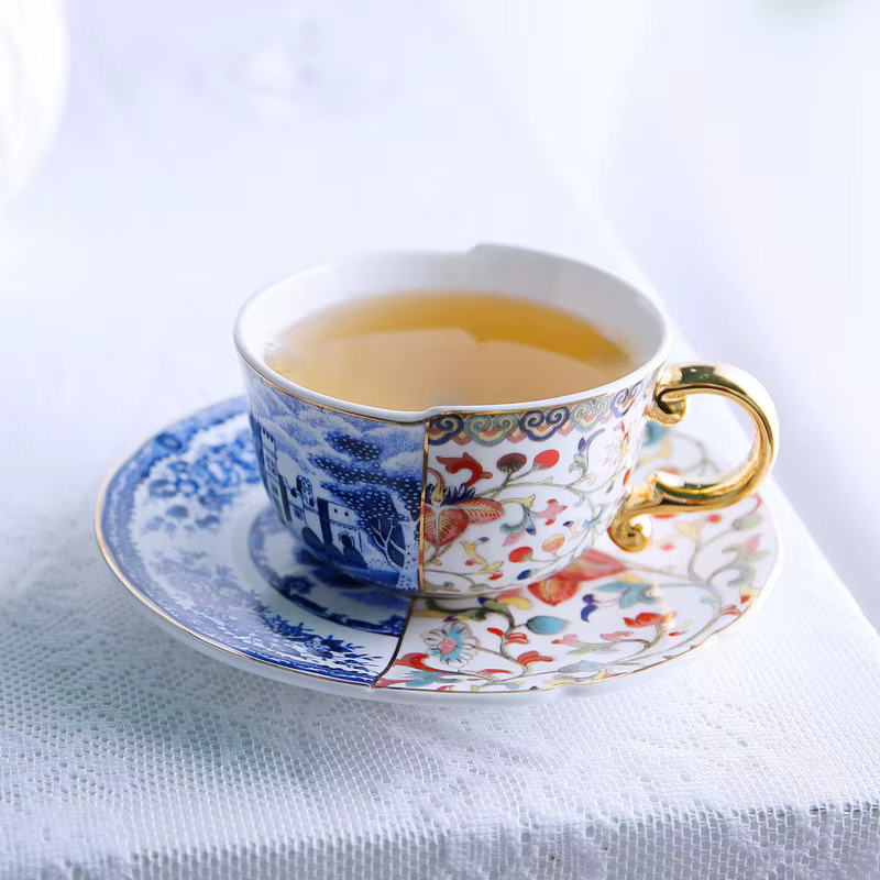 Tasse à café en céramique pour le thé de l'après-midi avec soucoupe