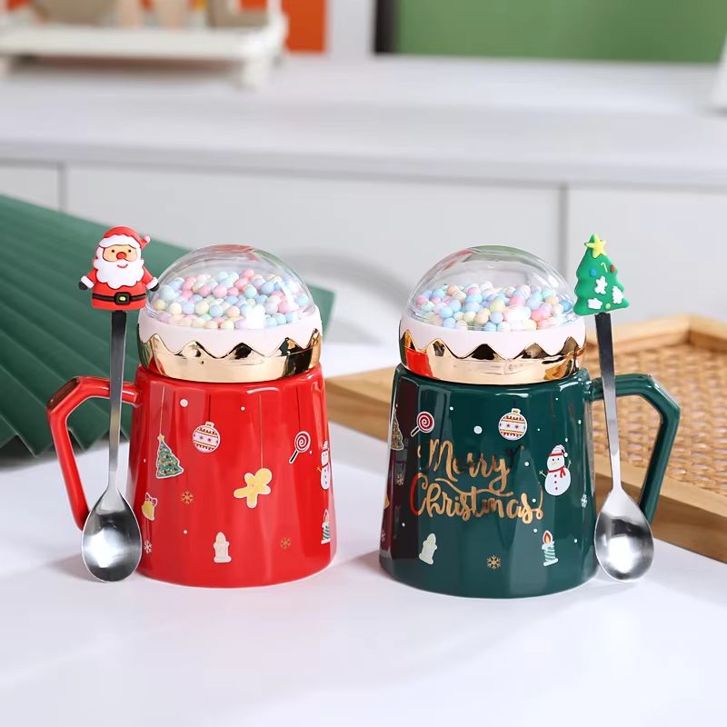 Tasses de noël avec couvercle et cuillère du père noël