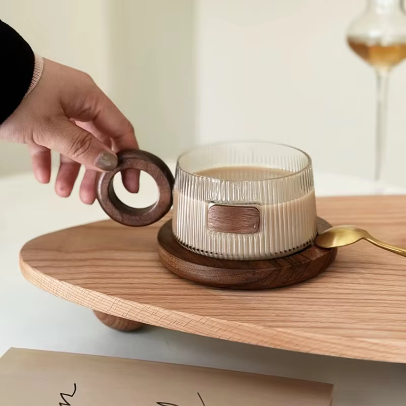 Brochure Tasse à café avec poignée en bois massif