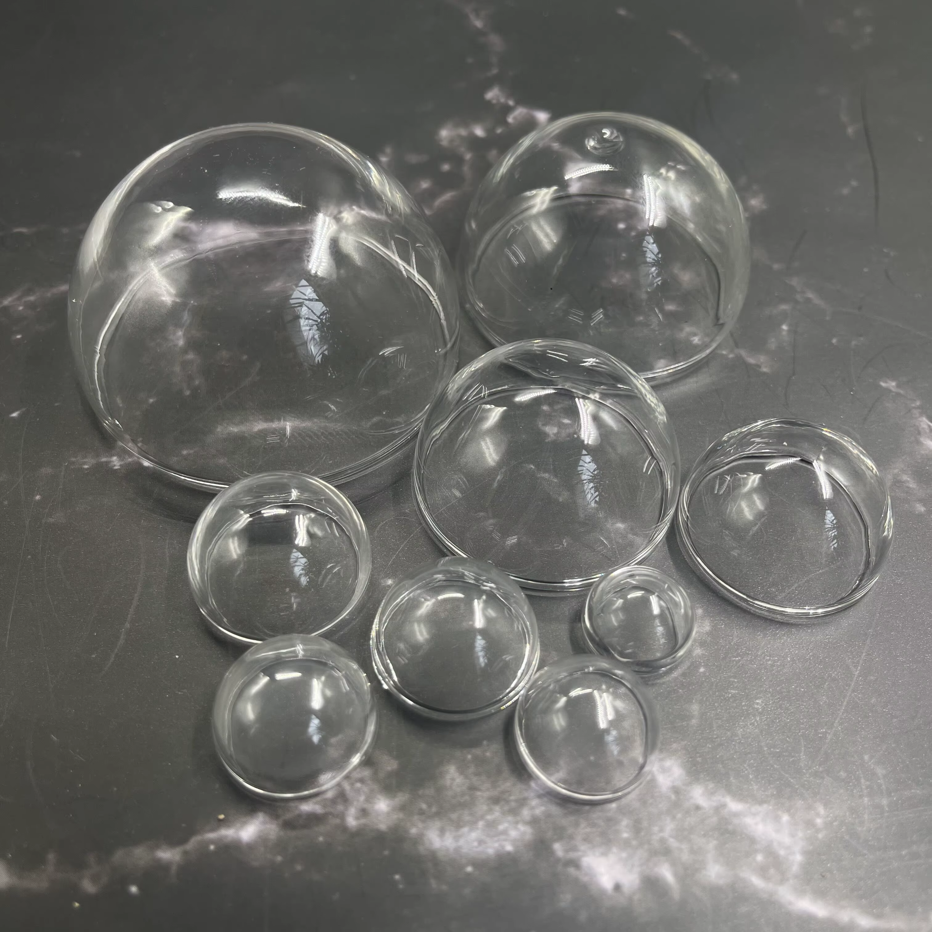 Demi-boules de verre transparentes