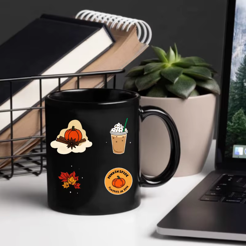 Tasse en céramique noire avec latte aux épices de citrouille et design de feuilles d'automne pour les amateurs de café