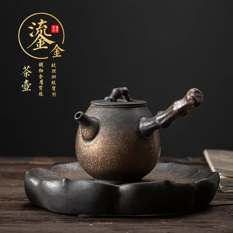 Pot à poignée latérale en fer doré japonais