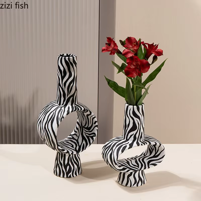 Vase en céramique à rayures zébrées