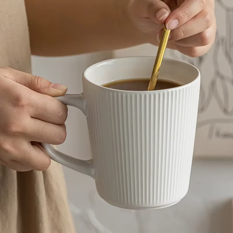 Tasse à café rayée de style vintage avec poignée