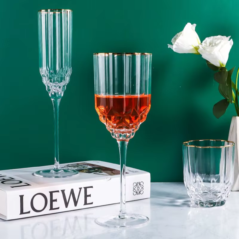 Verre à vin rouge en or et diamant