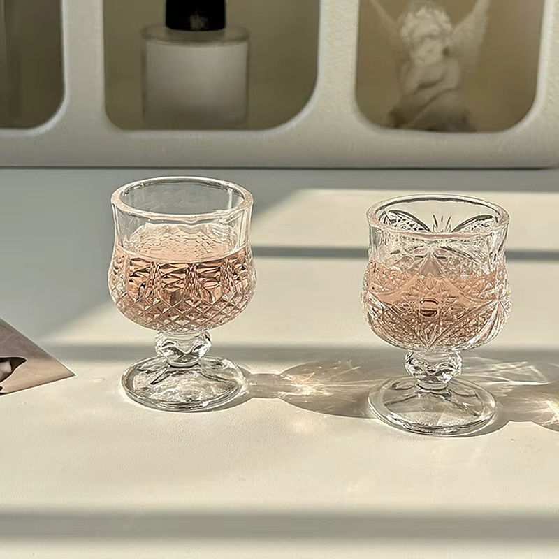 Petit gobelet en verre gaufré gravé de style coréen