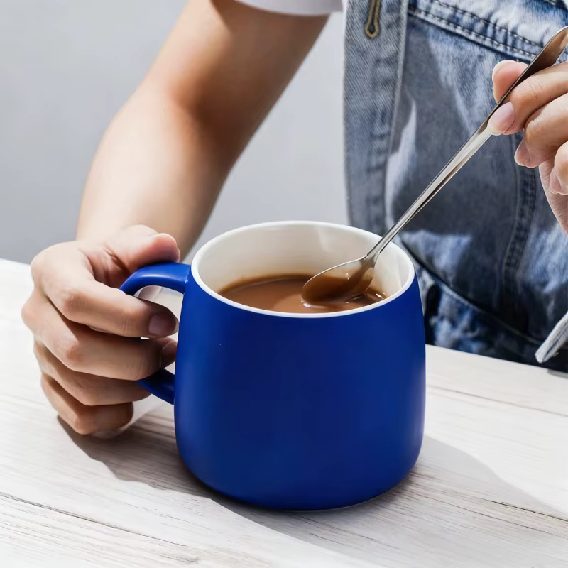 Tasse en céramique bleue à encre de 500ml