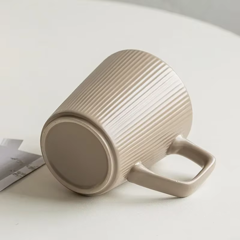 Tasse en céramique gaufrée