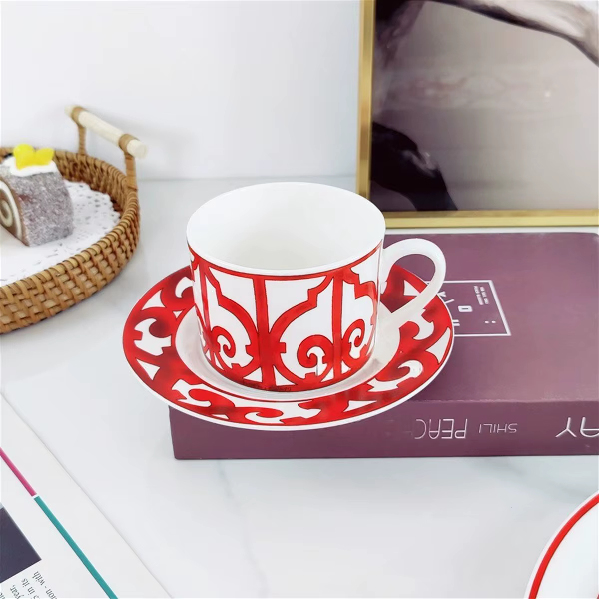Tasse à café et assiette en porcelaine de cour