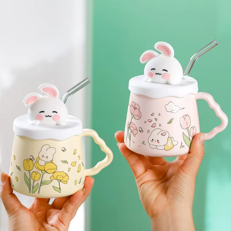 Tasse de lapin mignon de dessin animé avec couvercle