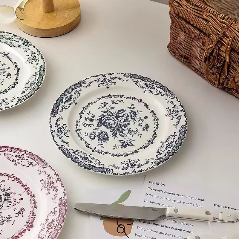 Assiette en céramique rose vintage française