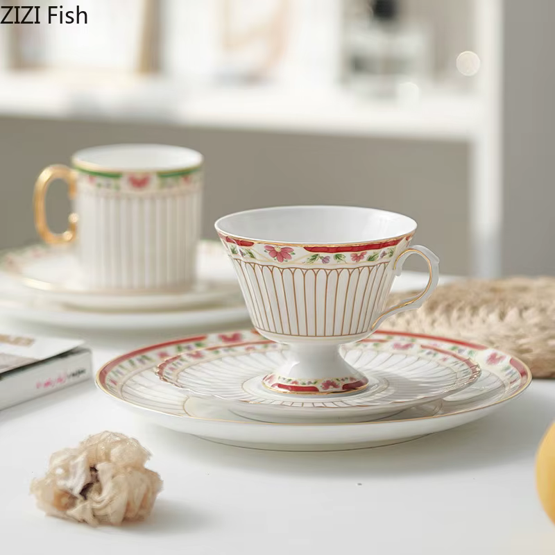 Tasse et soucoupe en céramique à cœur rayé plaqué or classique