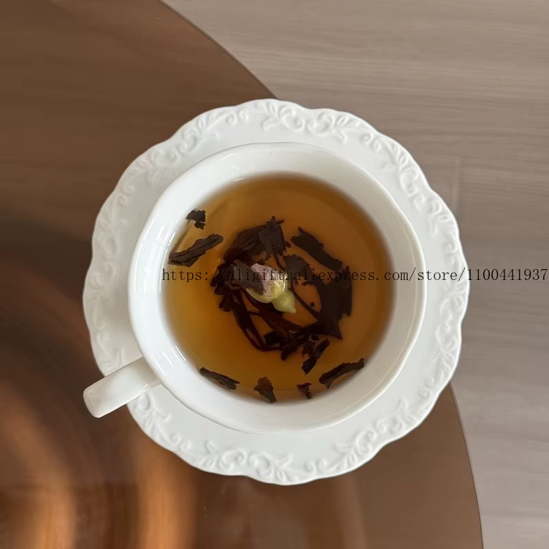 Ensemble de tasses à café et assiettes à fleurs en relief