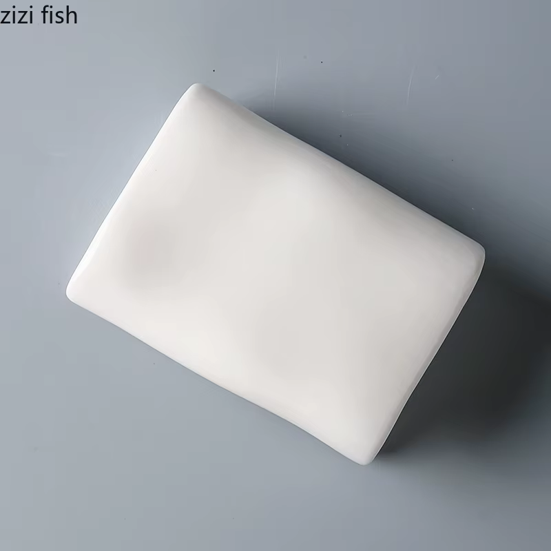 Assiette en céramique blanche en forme de livre