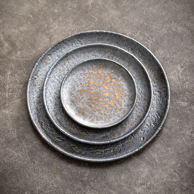Assiette peu profonde à motif de marteau en grès