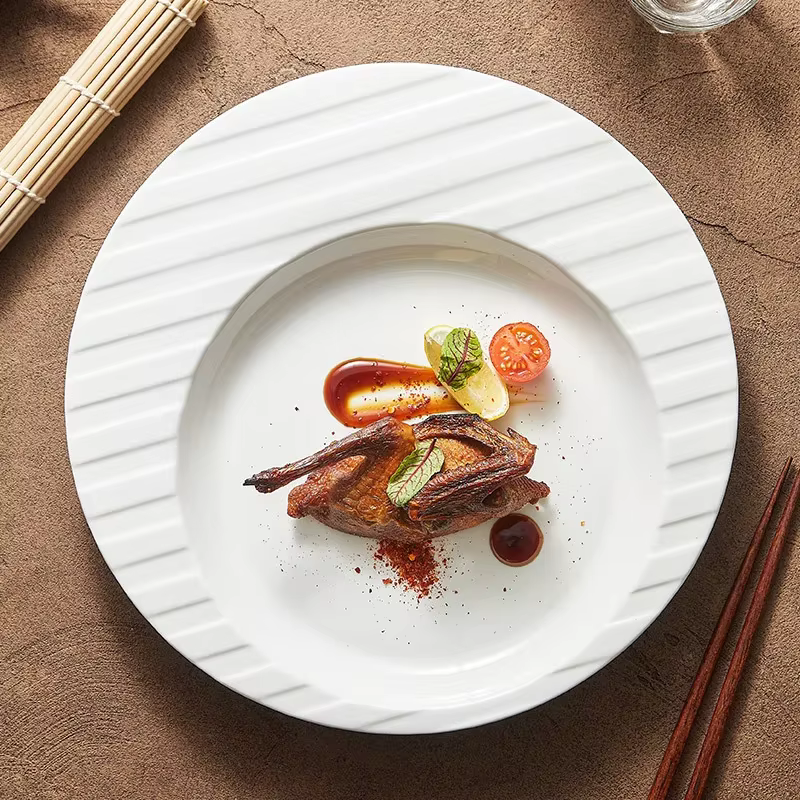 Assiette en céramique à motif de lignes pour restaurant