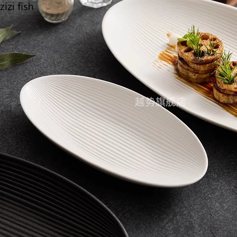 Assiette ovale en céramique à rayures mates