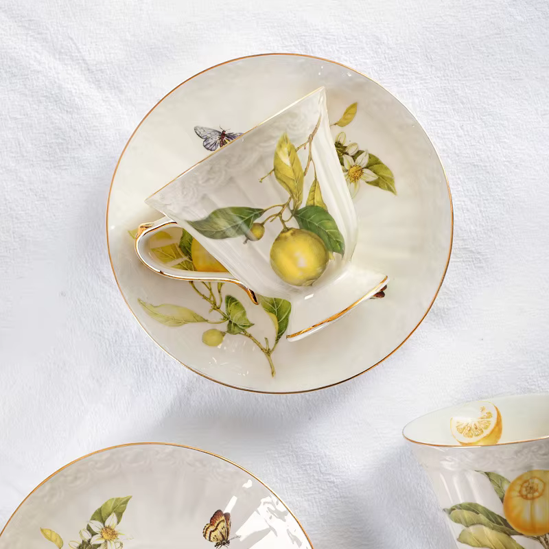 Ensemble de tasses à café et soucoupes au citron européen