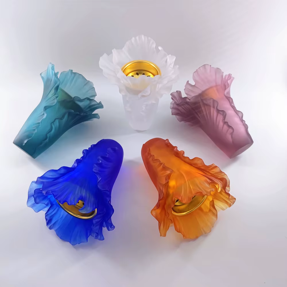 Un vase joliment conçu en verre de cristal coloré.