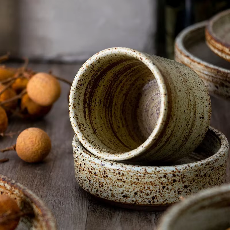Assiettes rondes en grès faites à la main