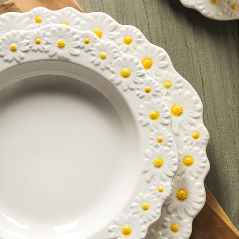 Assiette en relief en céramique