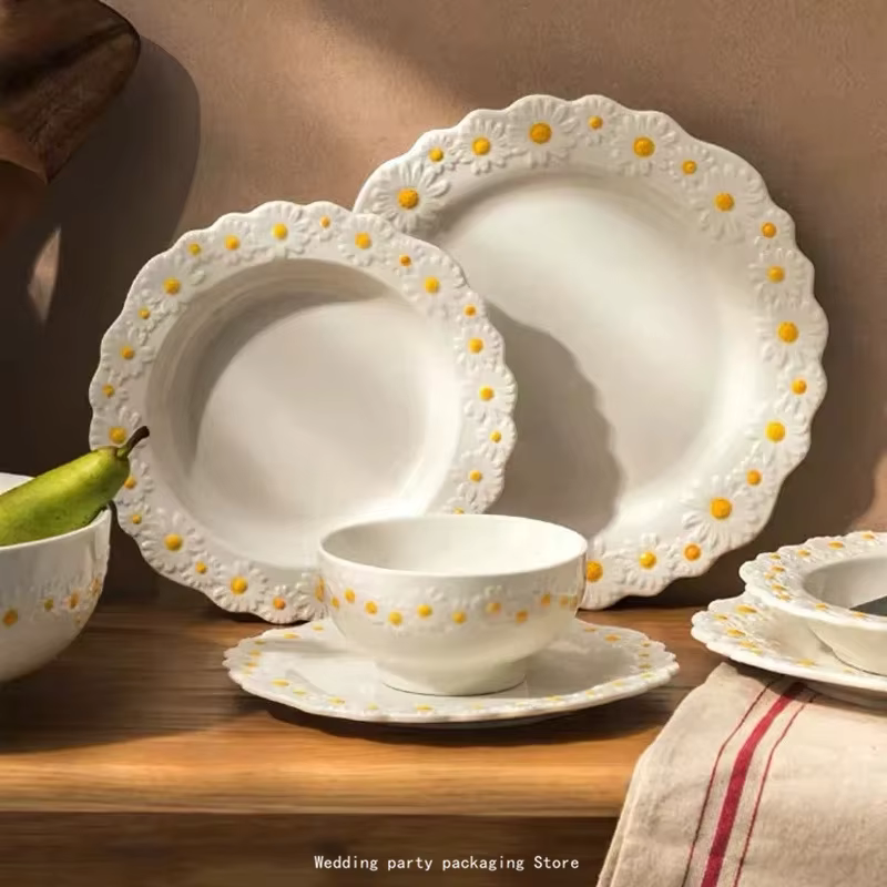 Petite assiette en céramique gaufrée marguerite