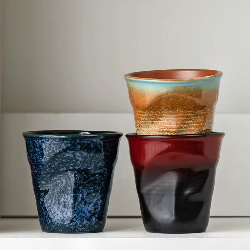 Tasse à café en poterie brute