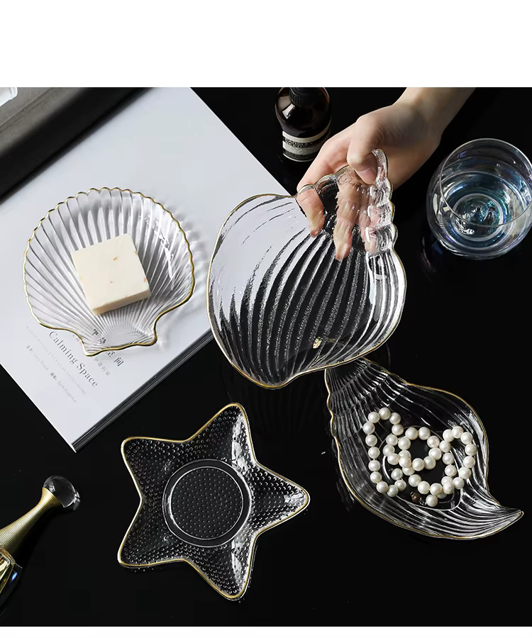 Ensemble de petites assiettes et bols en verre avec bord doré