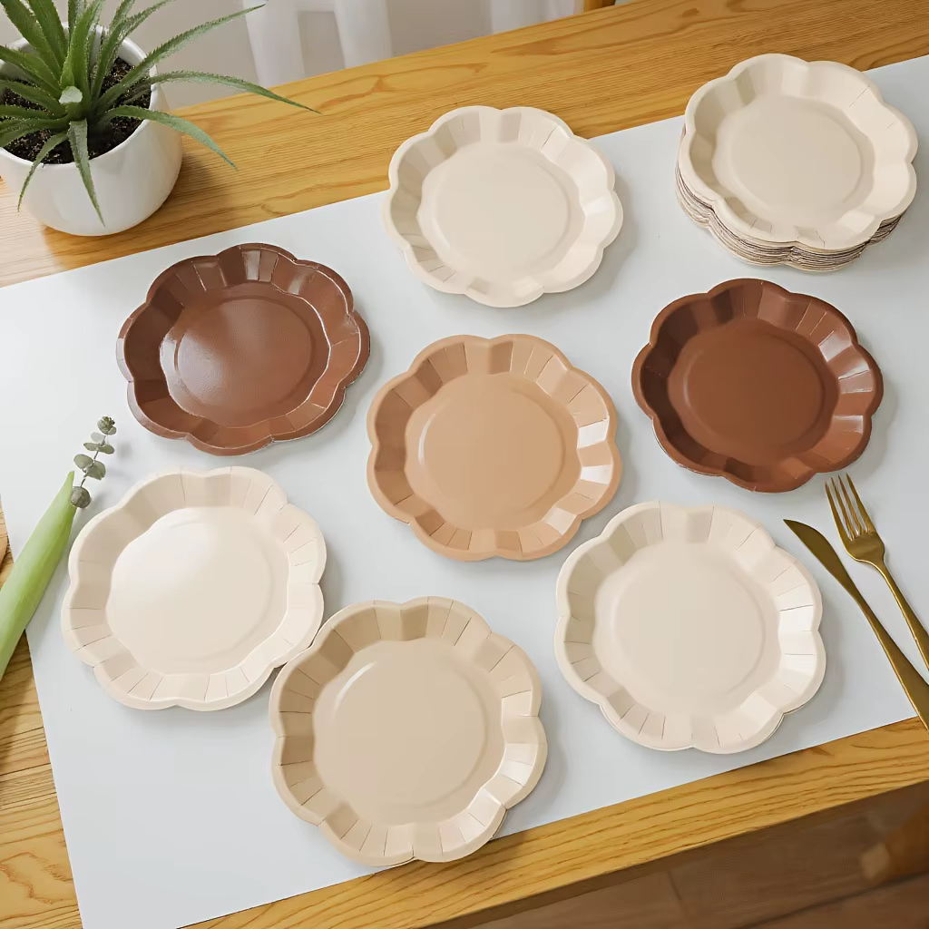Assiette à dessert dégradée marron à fleurs quatre couleurs pour décoration de fête d'anniversaire