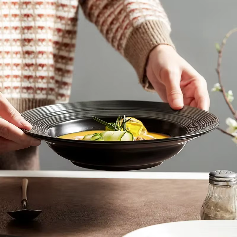 Assiette occidentale en céramique blanche