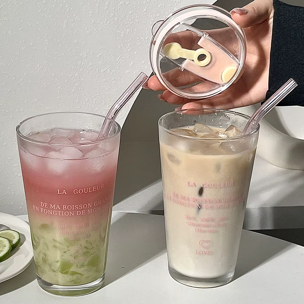 Tasse en verre mignonne avec paille et couvercle