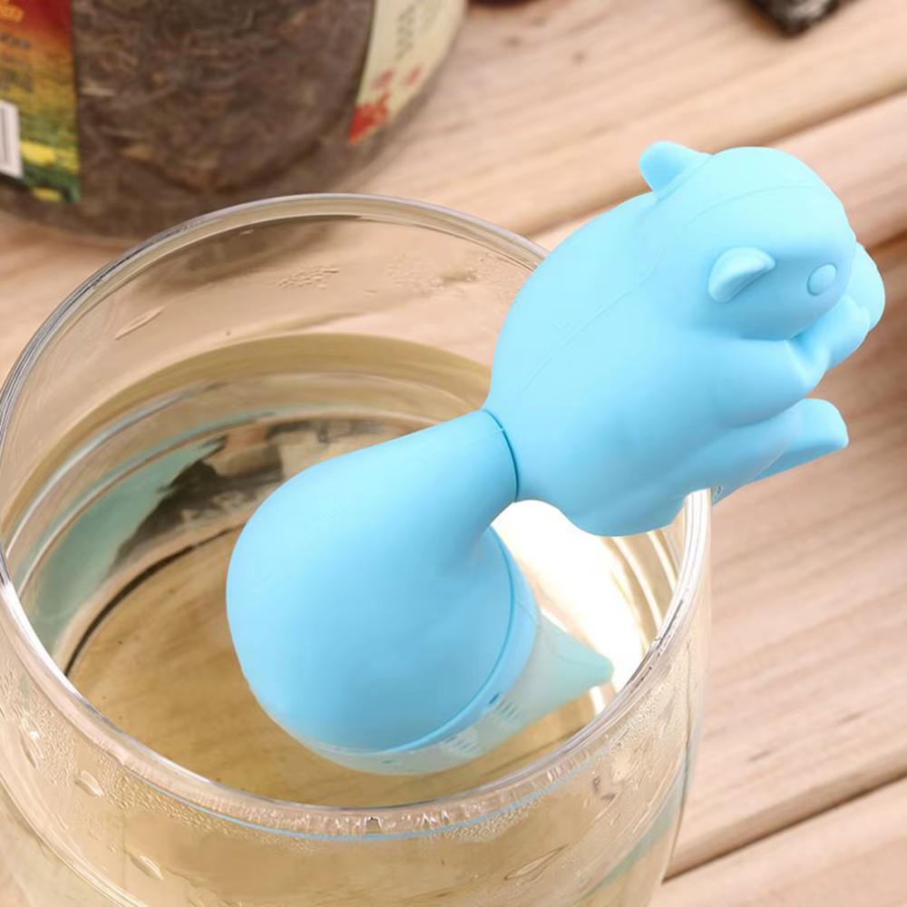 Préparation du thé délicieux avec un infuseur de thé d'écureuil en silicone mignon – Parfait pour le thé en feuilles mobiles