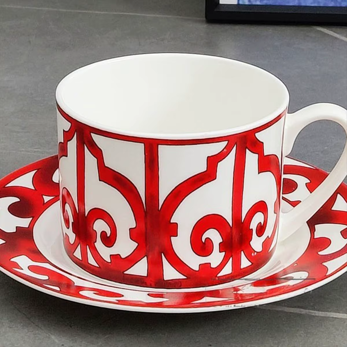 Tasse à café et assiette en porcelaine de cour