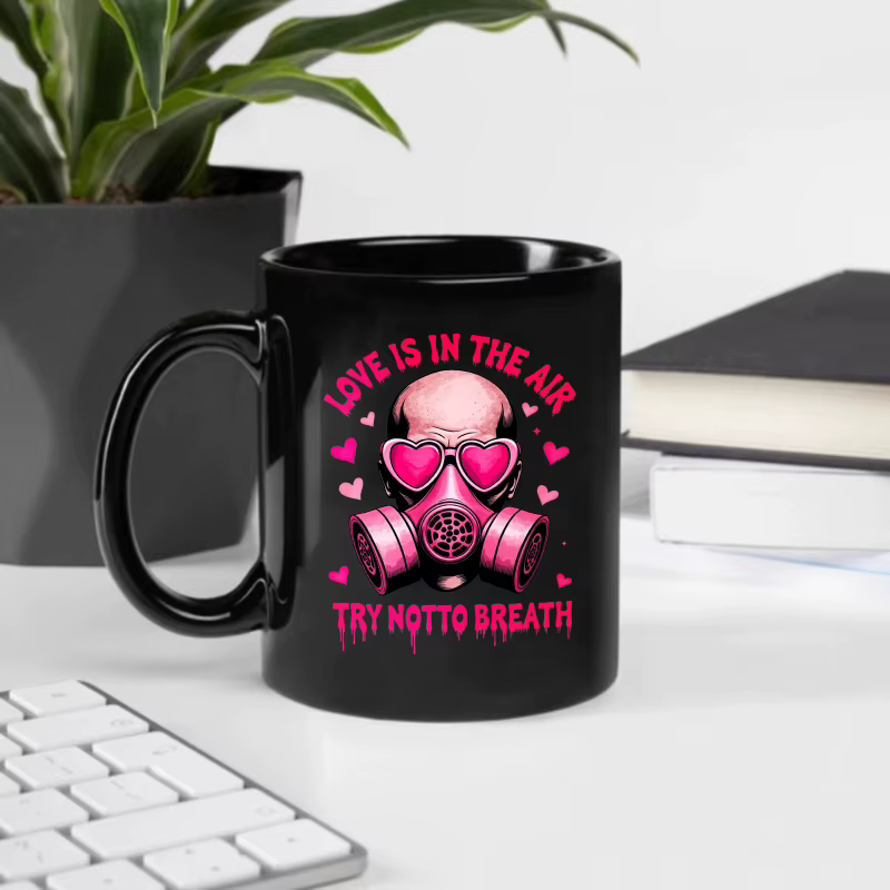Tasse à café noire, amour dans l'air