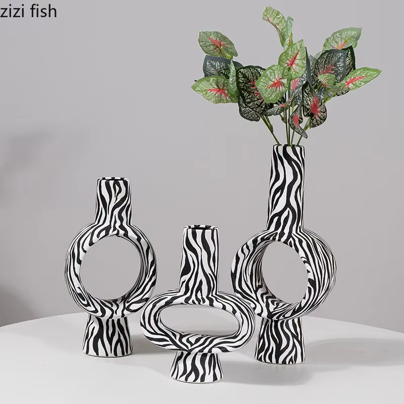 Vase en céramique à rayures zébrées