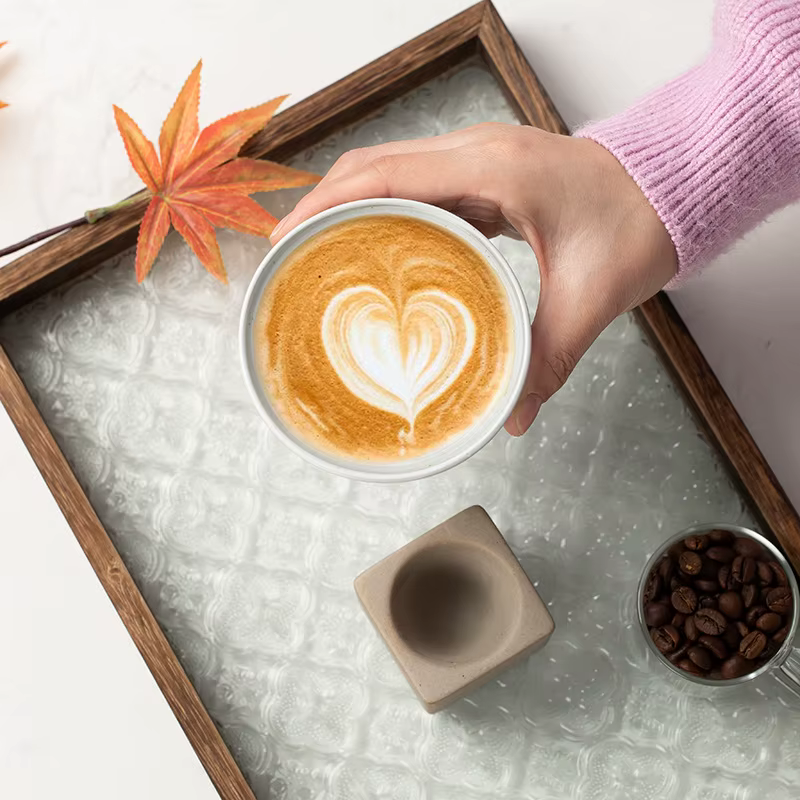 Tasse à café en poterie grossière avec base