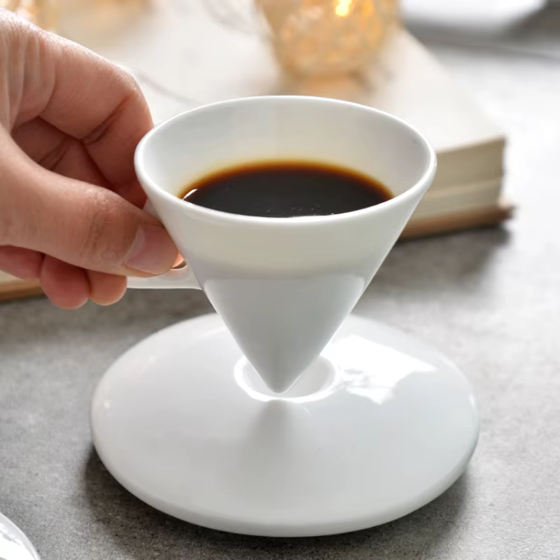 Ensemble de tasses à café et soucoupes fabriquées à la main en porcelaine d'os avec cuillère expresso partager