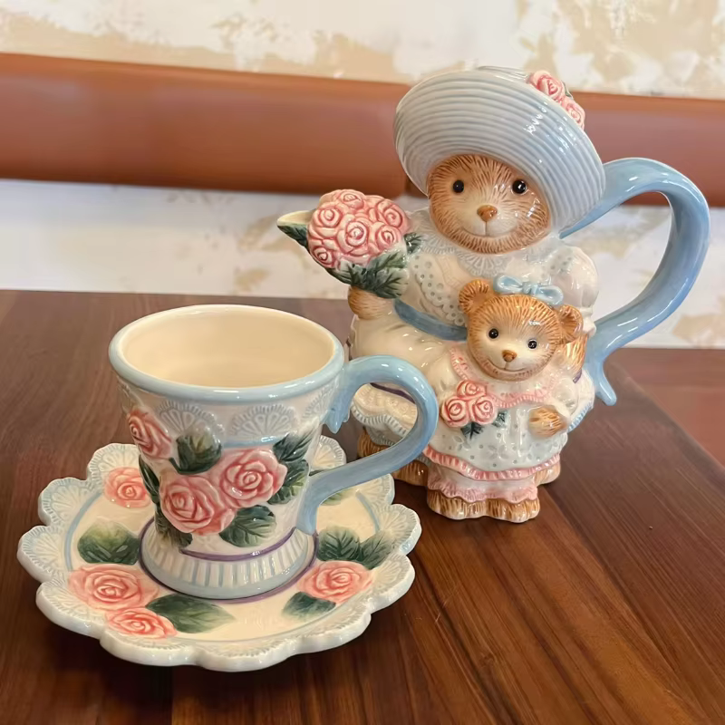 Théière et tasse à thé en céramique peinte à la main