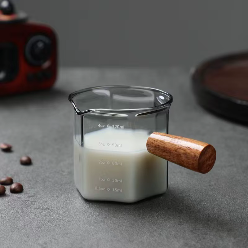 Tasse à mesurer expresso en verre avec manche en bois hexagonal de 120ml